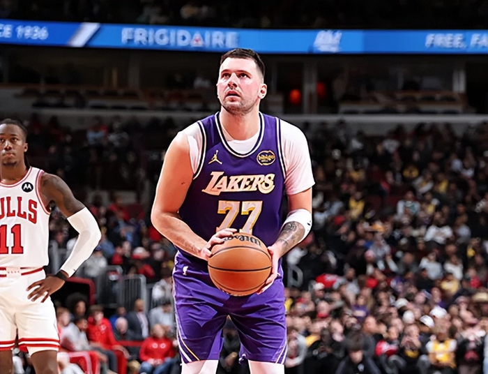 星空体育官网-湖人入正轨！东契奇合理出手盘活全队，各配角攻守齐爆侵略性拉满|马库斯-斯玛特|八村塁|卢卡-东契奇|洛杉矶湖人队|杰克·拉拉维亚_新浪体育_新浪新闻